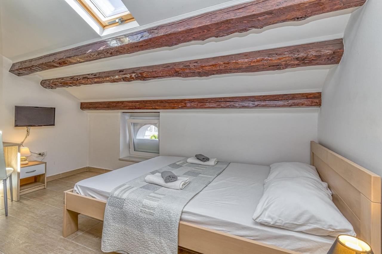 Rooms Vitoria On Joakim Square Poreč Exterior foto